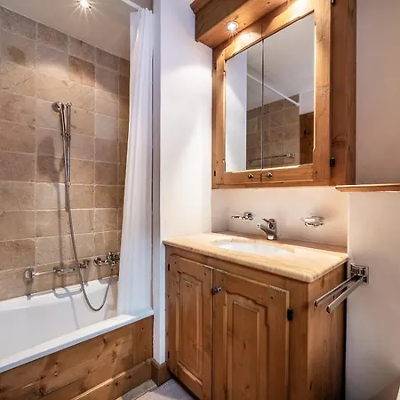 Ayous - By Emerald Apartment